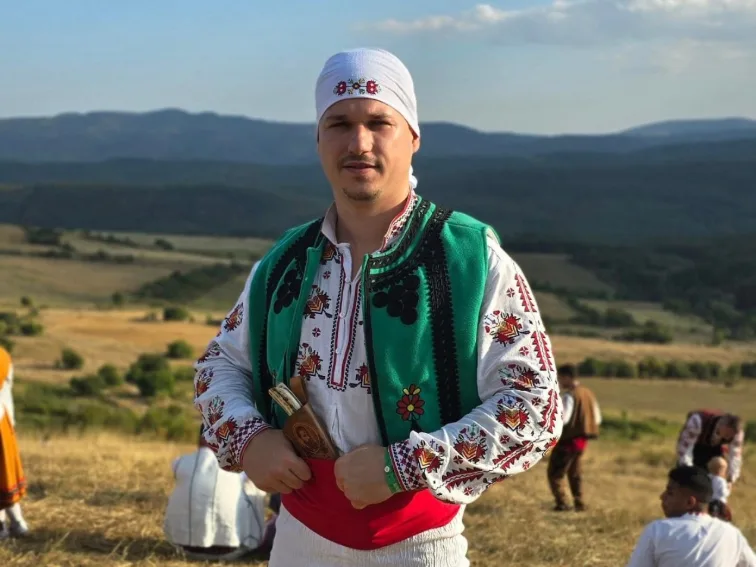 Галин Иванов в българска народна носия