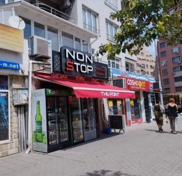 Входът на обекта в Пловдив, кв. Кършияка, пл. „Антон Чехов“ 8